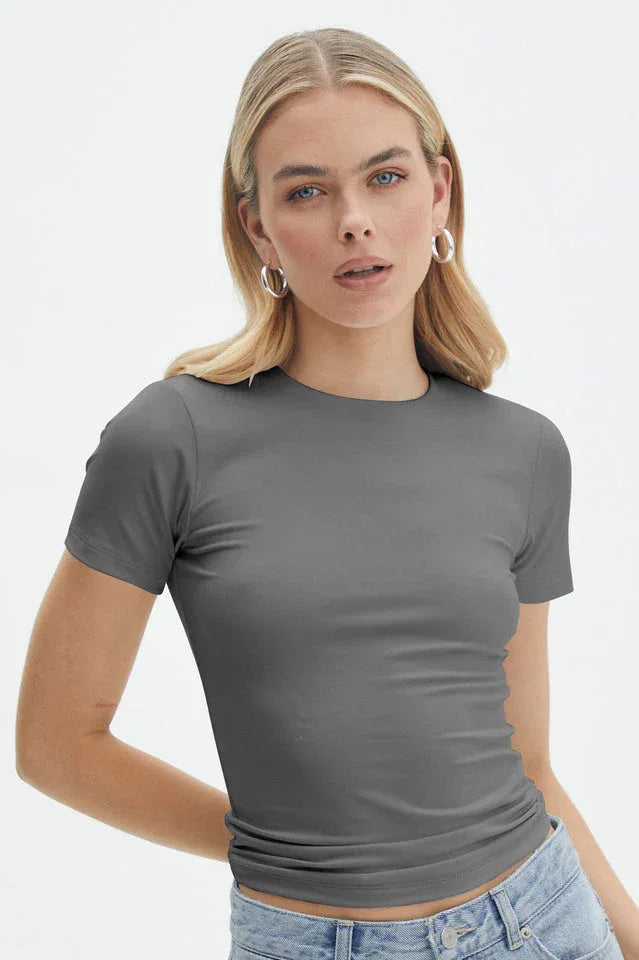 Woman wearing a grey short-sleeve t-shirt