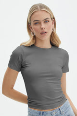 Woman wearing a grey short-sleeve t-shirt
