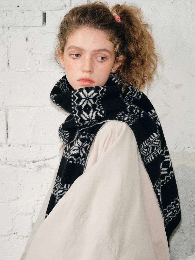 Reversible Nordic Snowflake Wool Blend Scarf Black