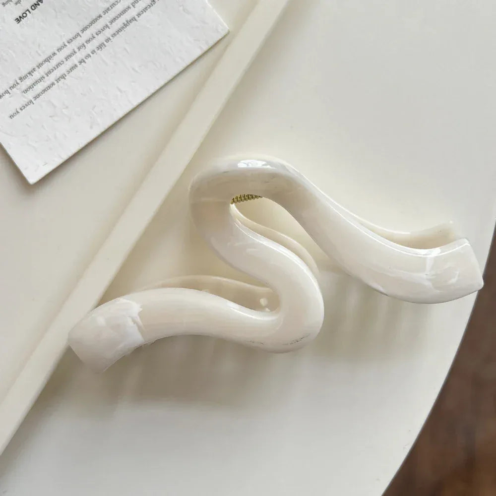 Large statement hair claw clip - View 9 | TEVQA