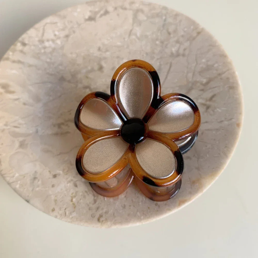 Tortoise Trim Floral Hair Claw Clip - Retro 60s Flower Accessory - TEVQA