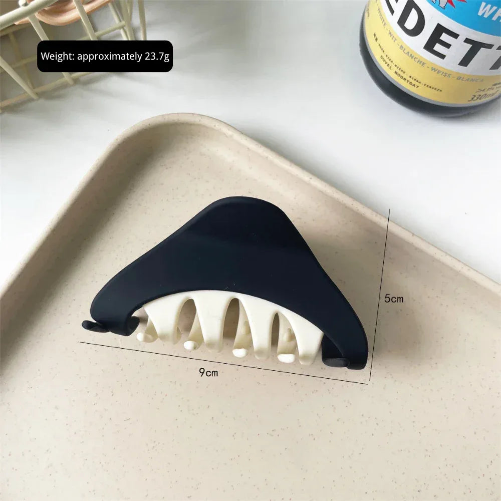 Dimensions and weight of a black and white triangular hair claw